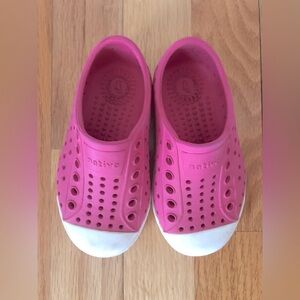 Native shoes child size 6 C6 Jeffersons in darkish pink (maybe Hollywood Pink)